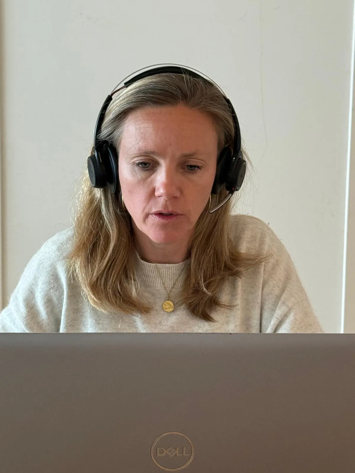Caroline met headset tijdens een individuele digitale sessie